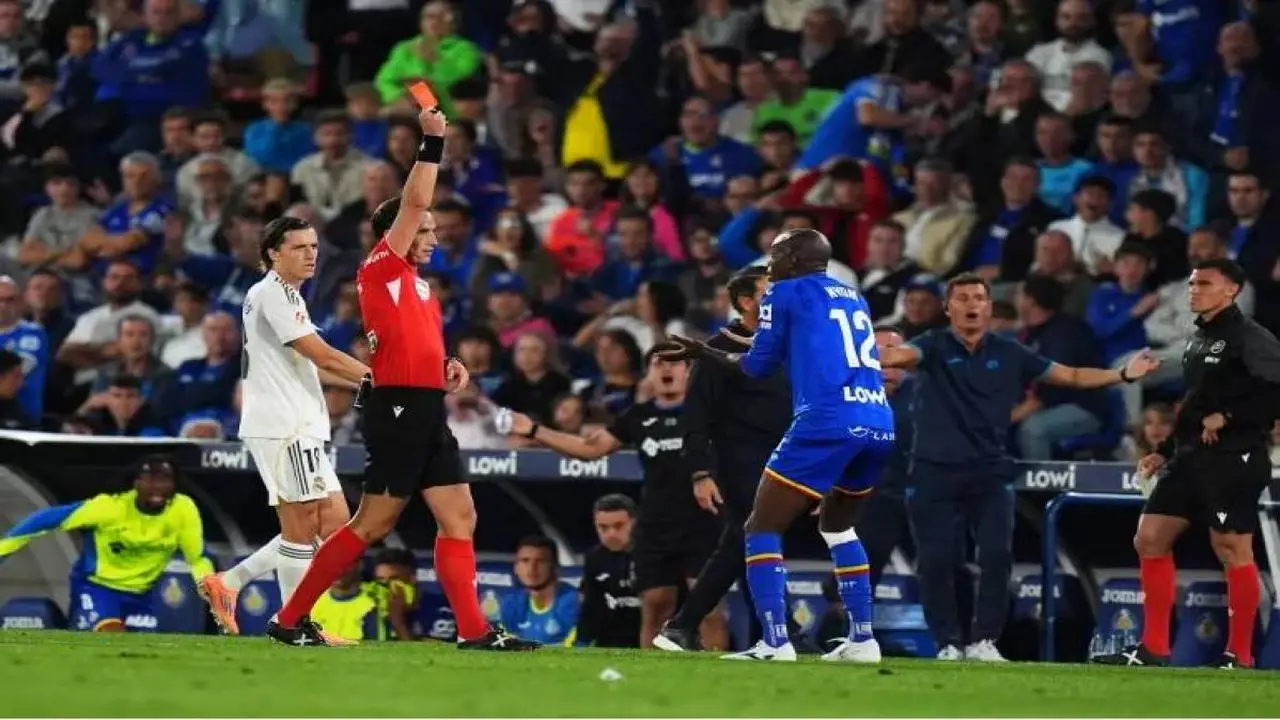 من يتصدر كأكبر مستفيد من أخطاء الحكام في الدوري الإسباني 2025؟